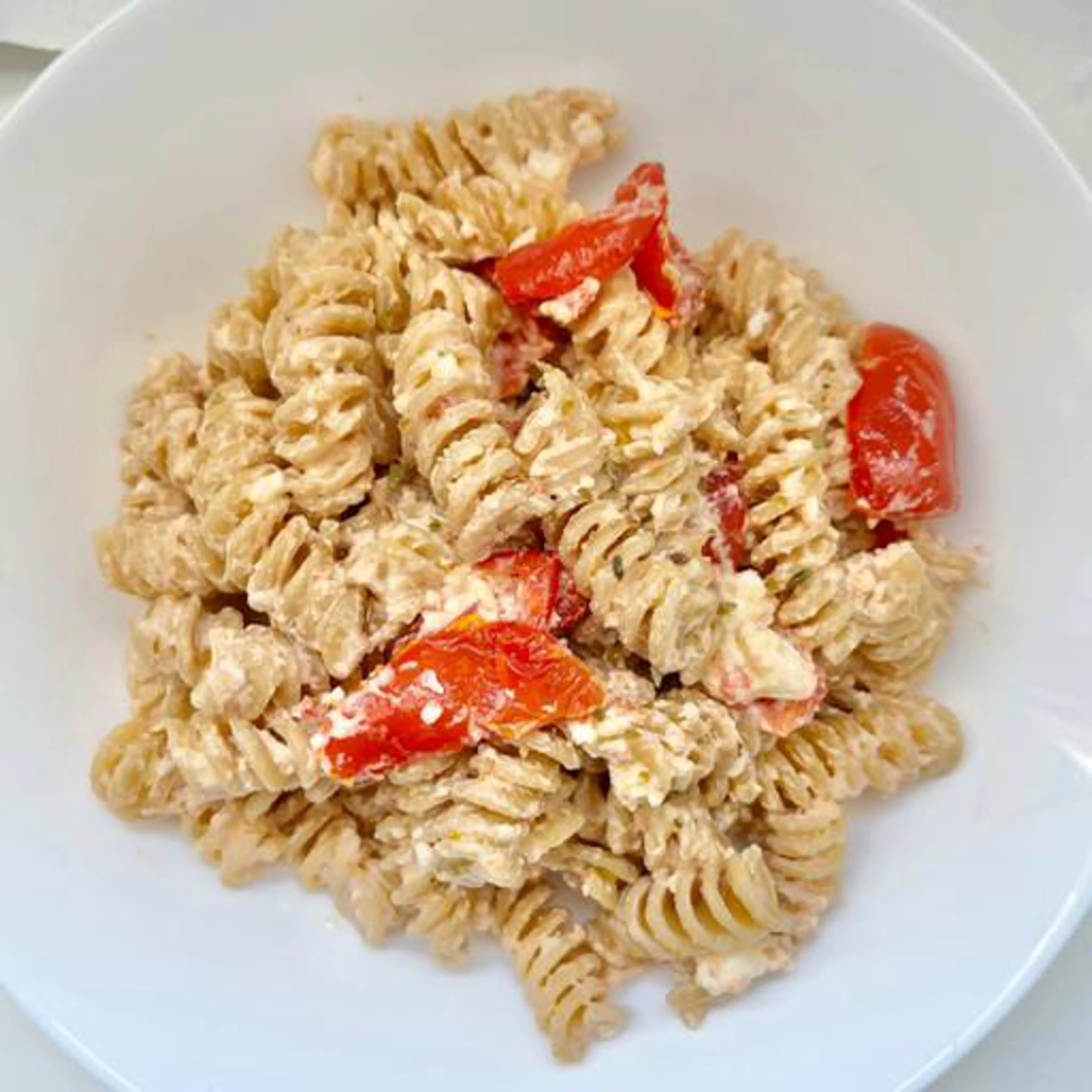 Feta ve cherry domatesli makarna