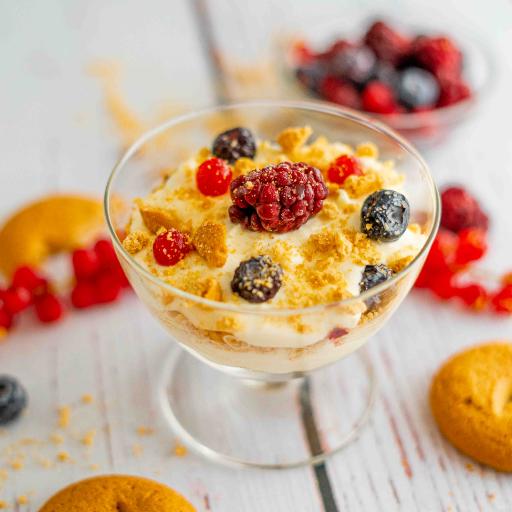 Fresh mascarpone and biscuit cup