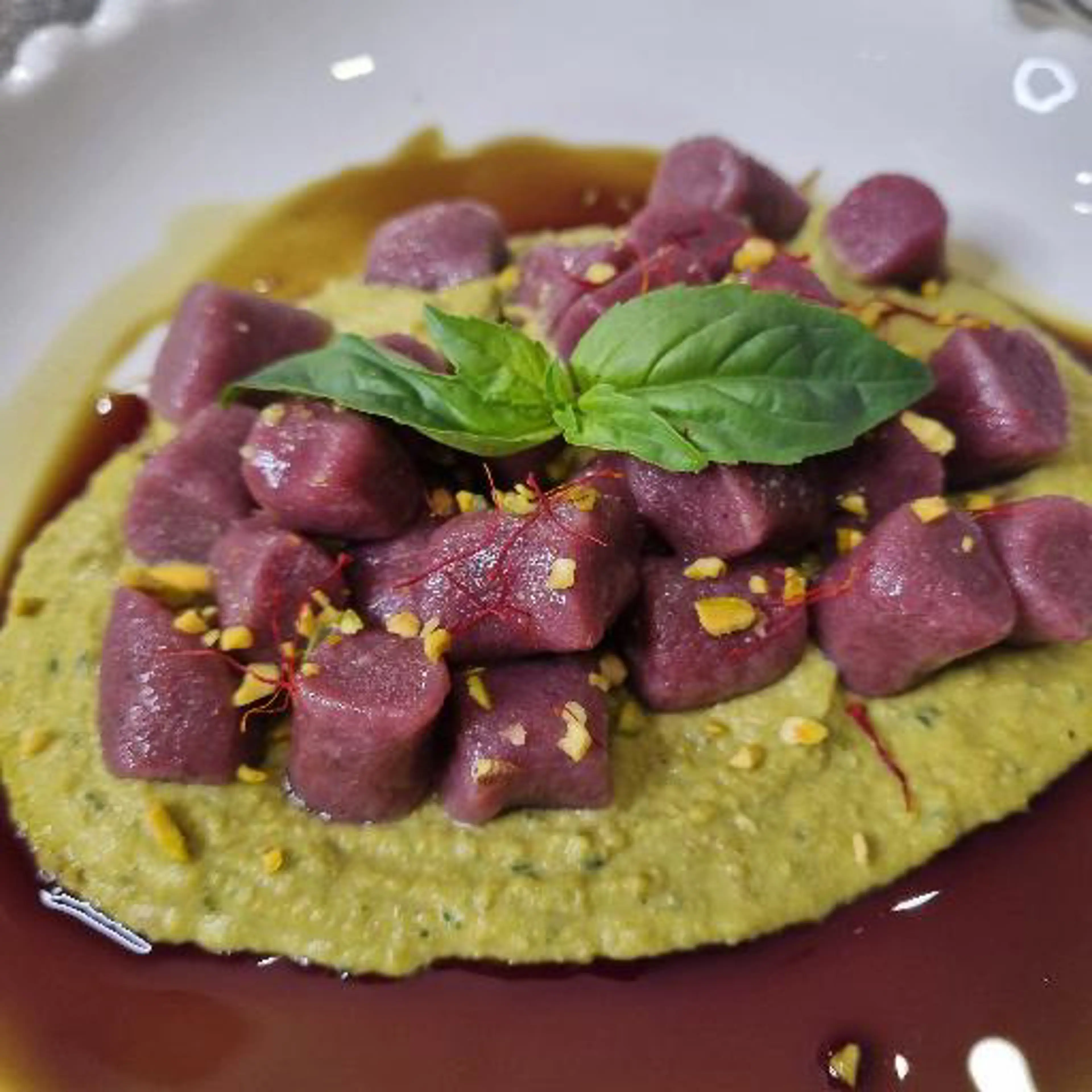 Rosa Gnocchetti mit Erbsen- und Pistaziencreme