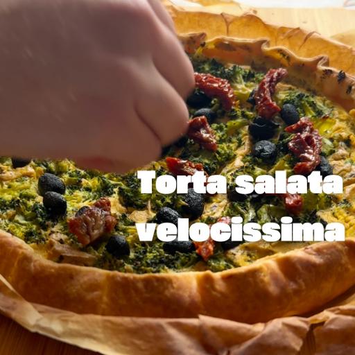 Torta salata con tofu, broccoli, olive e pomodori secchi