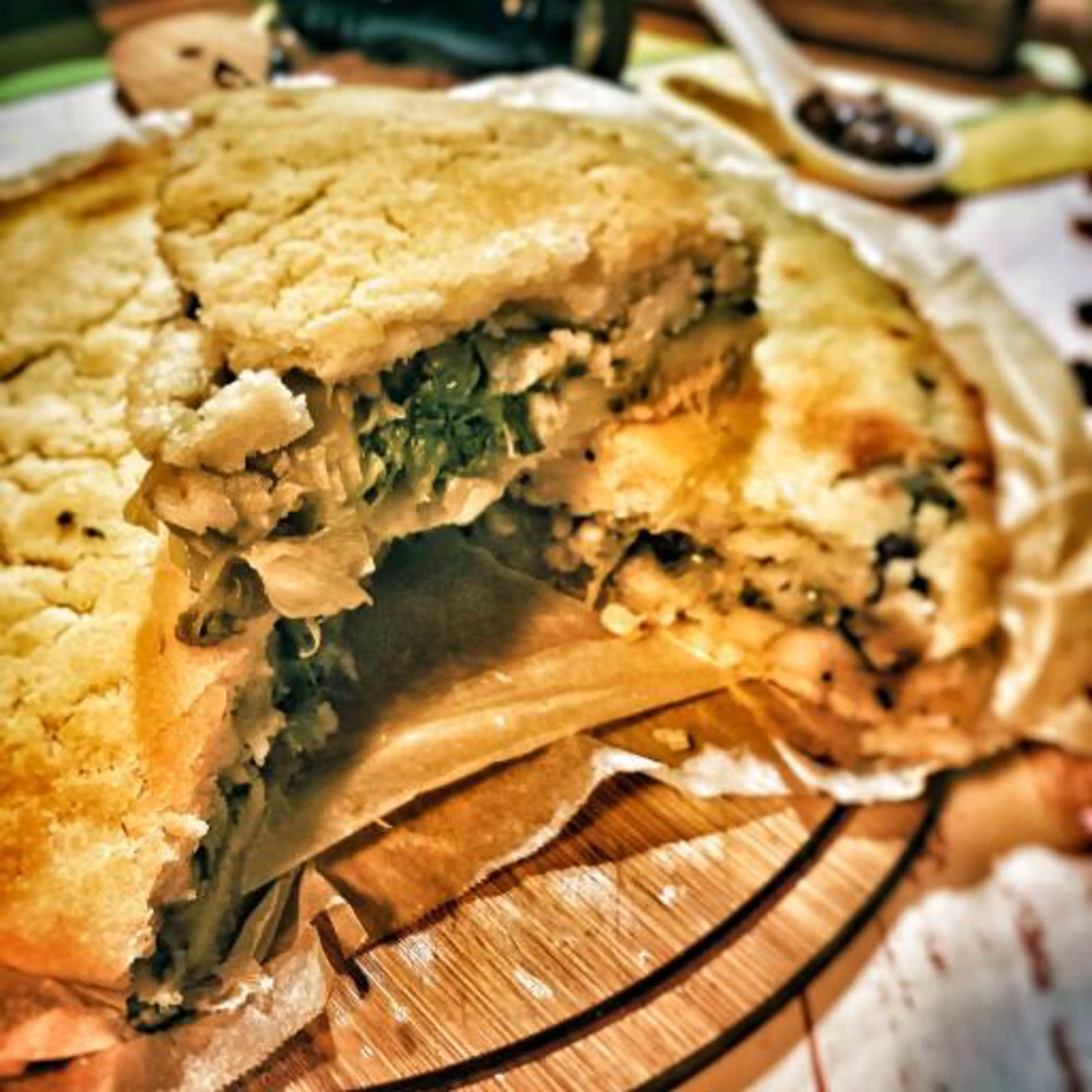 Tarte salgada com escarola e azeitonas