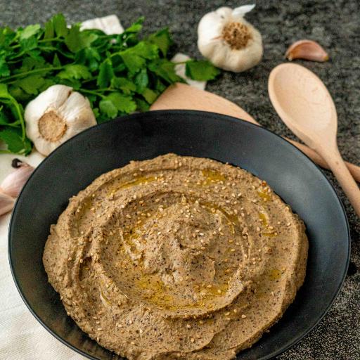 Hummus aus schwarzen Kichererbsen
