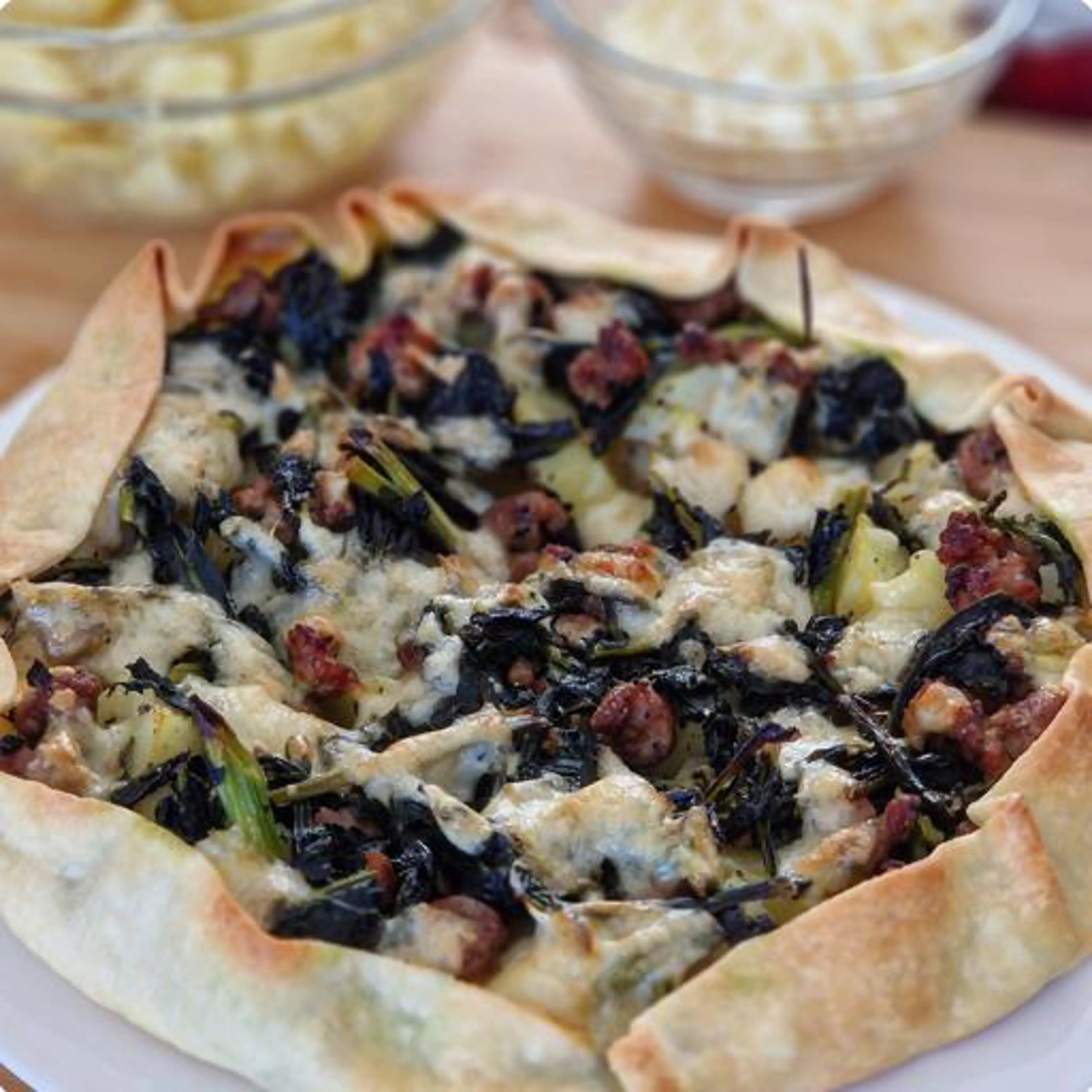 Torta salata con cavolo nero, patate e salsiccia