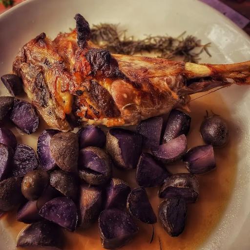 لحم ضأن مشوي مع البطاطا البنفسجية