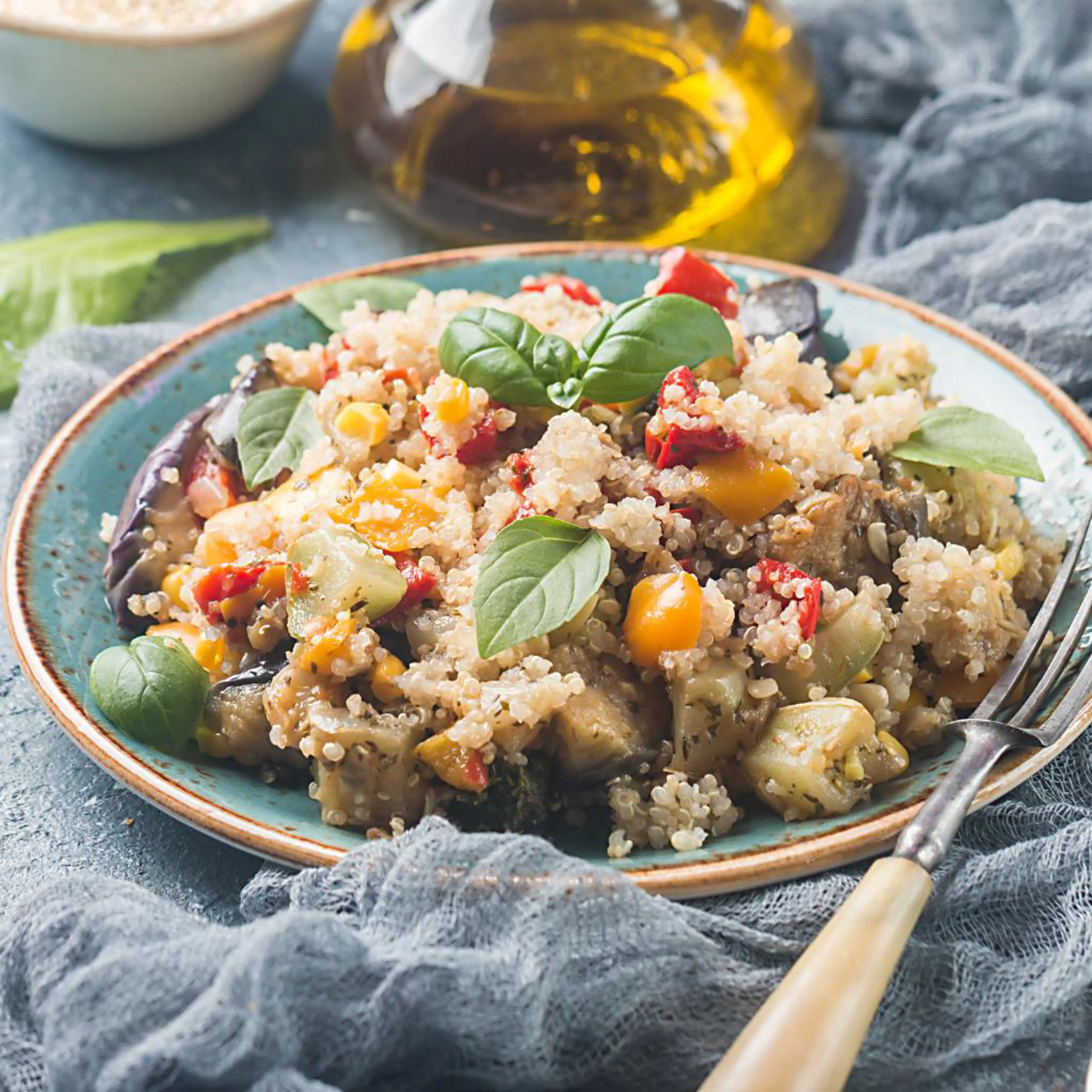 Quinoa mit Salat aus gegrilltem Gemüse