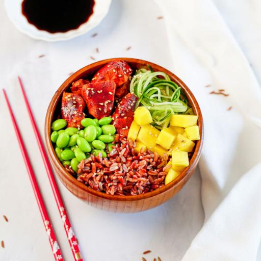 Poke bowl di riso ermes, con pollo, mango, edamame e cetrioli