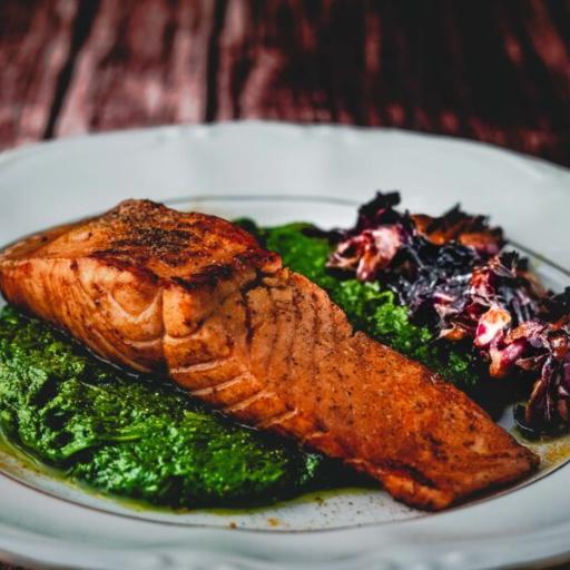 Trancio di salmone in crema di spinaci e ceci