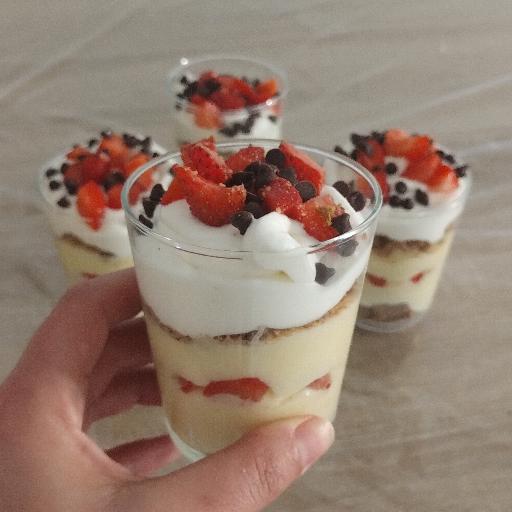 Postre de crema y fresas