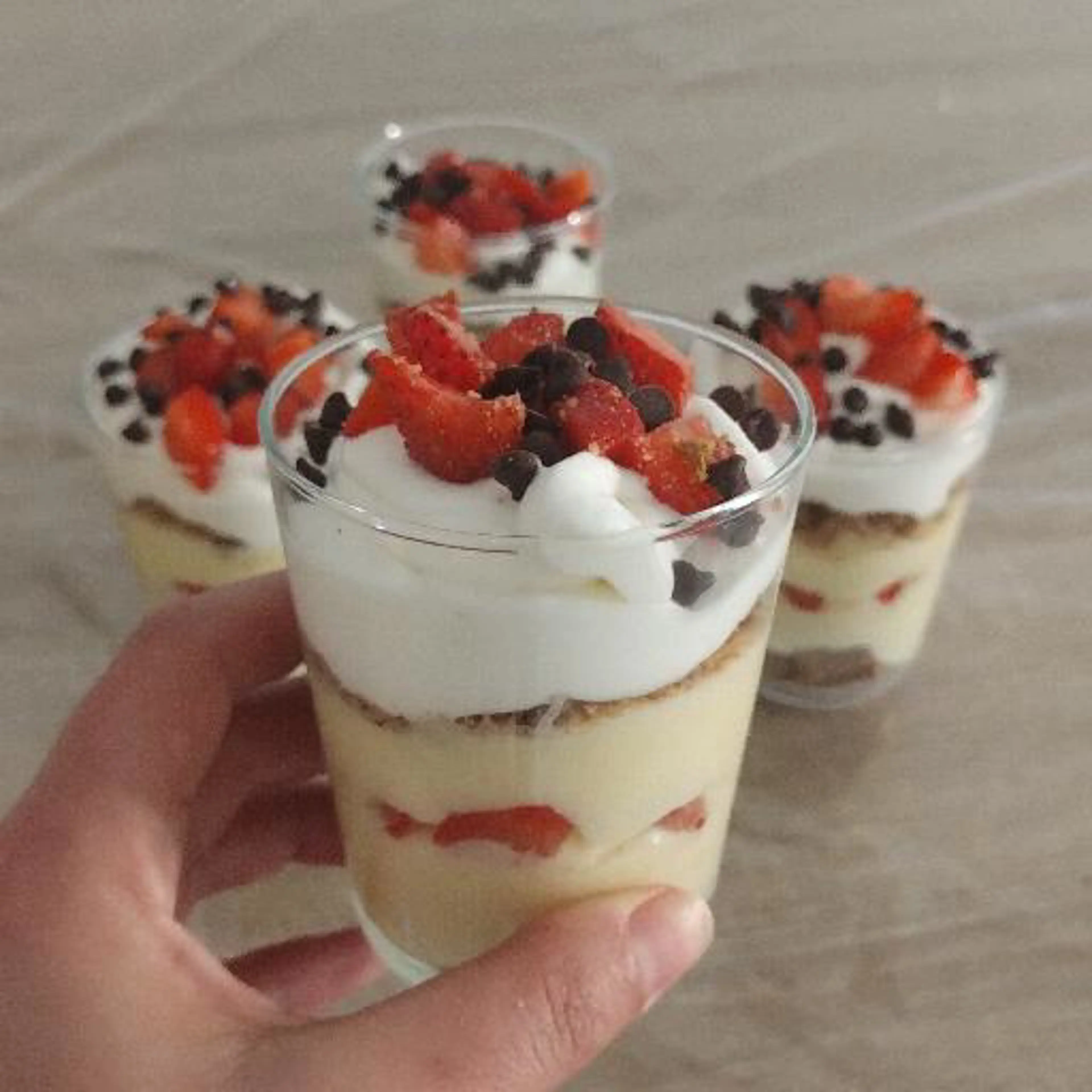 Postre de crema y fresas