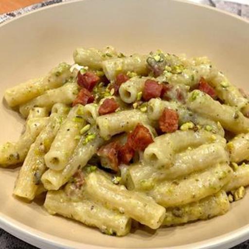 Pasta met pistache, krokante mortadella en squacquerone