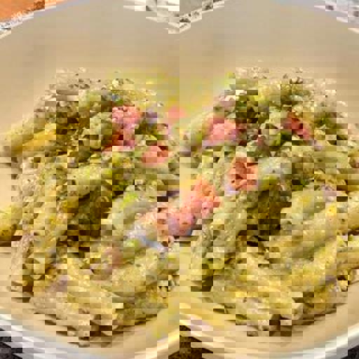 Pasta met pistache, krokante mortadella en squacquerone