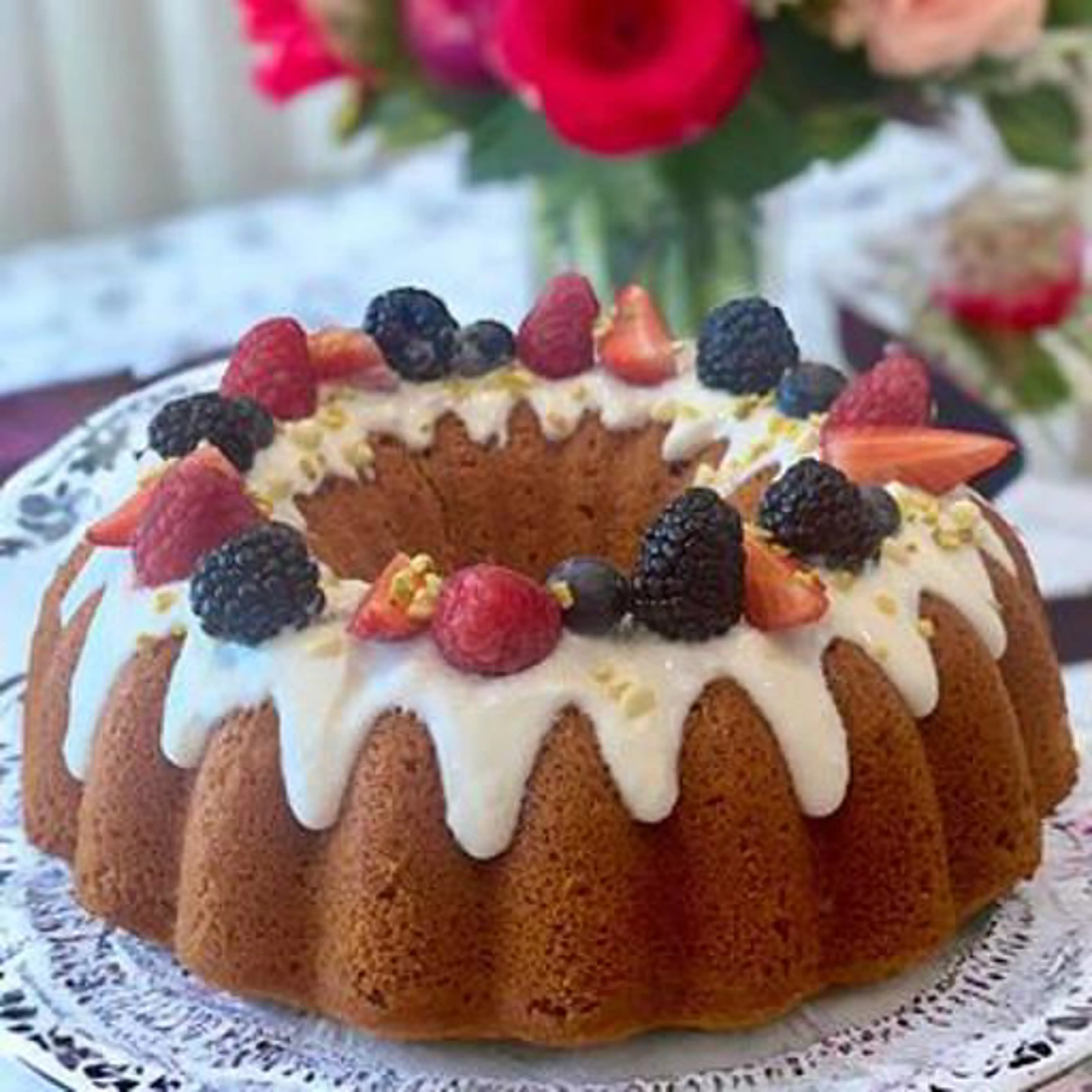 Hindistan cevizli frosting ve kırmızı meyvelerle çilekli kek