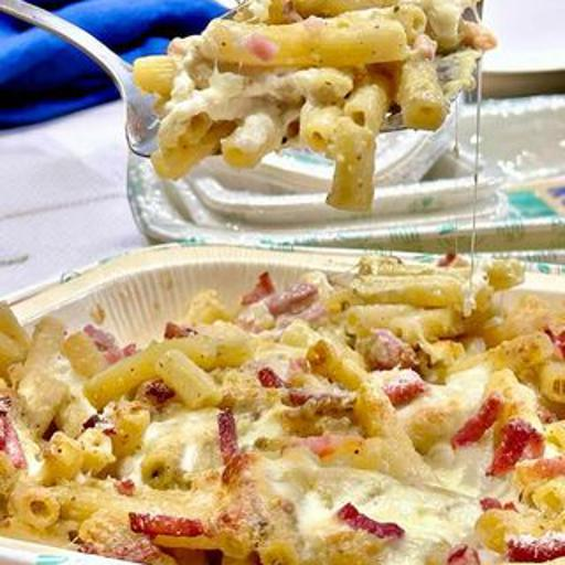 Überbackene Pasta mit Stracciatella und Speck