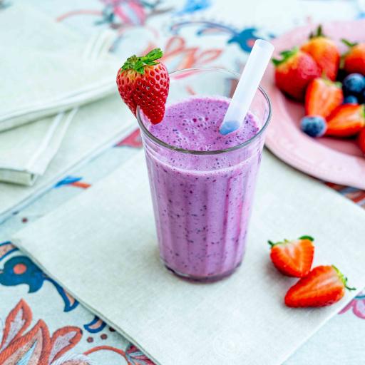 Смузи с клубникой и черникой