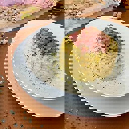 Trofie avec crème de pommes de terre, mortadelle et éclats de pistaches