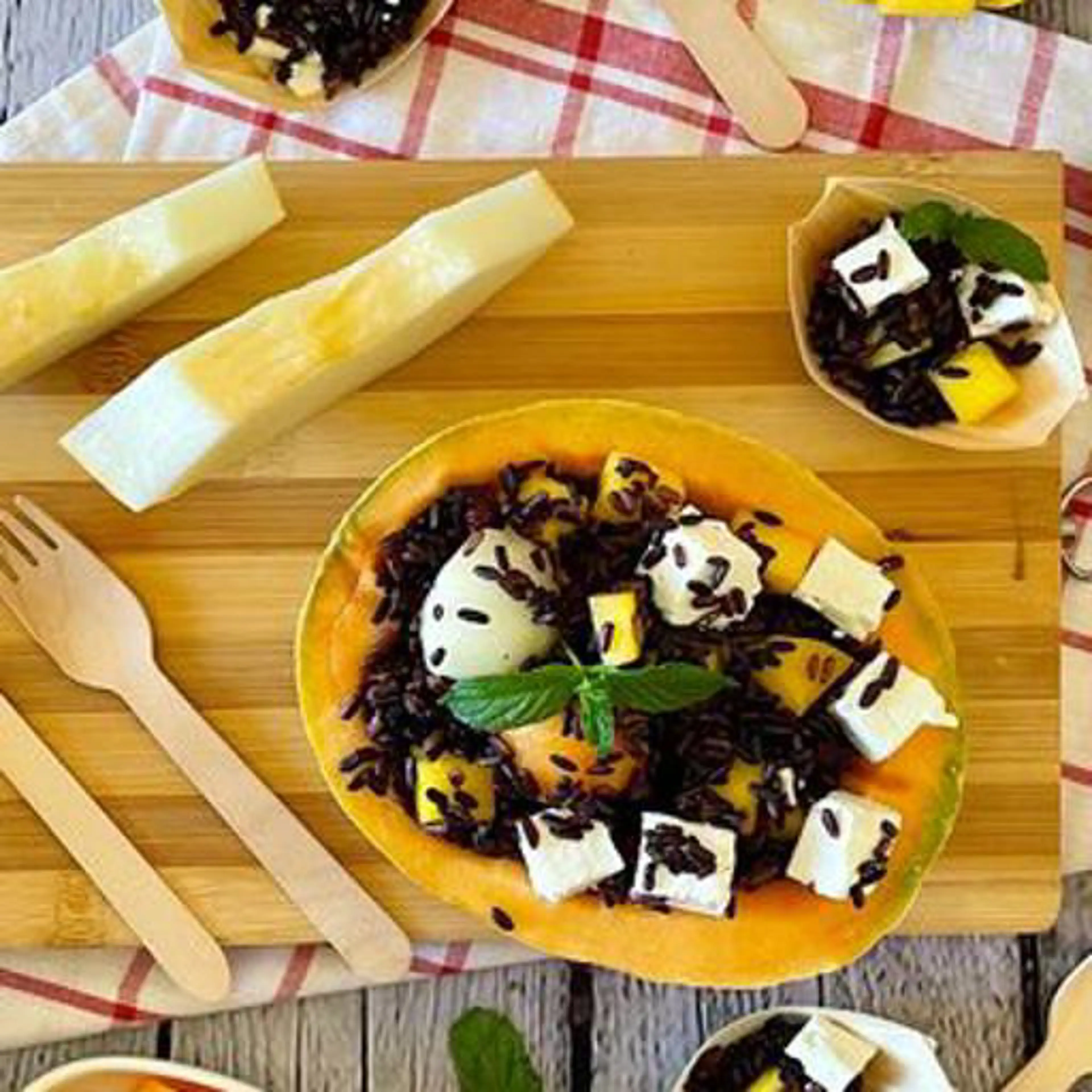 Ensalada de arroz negro tropical
