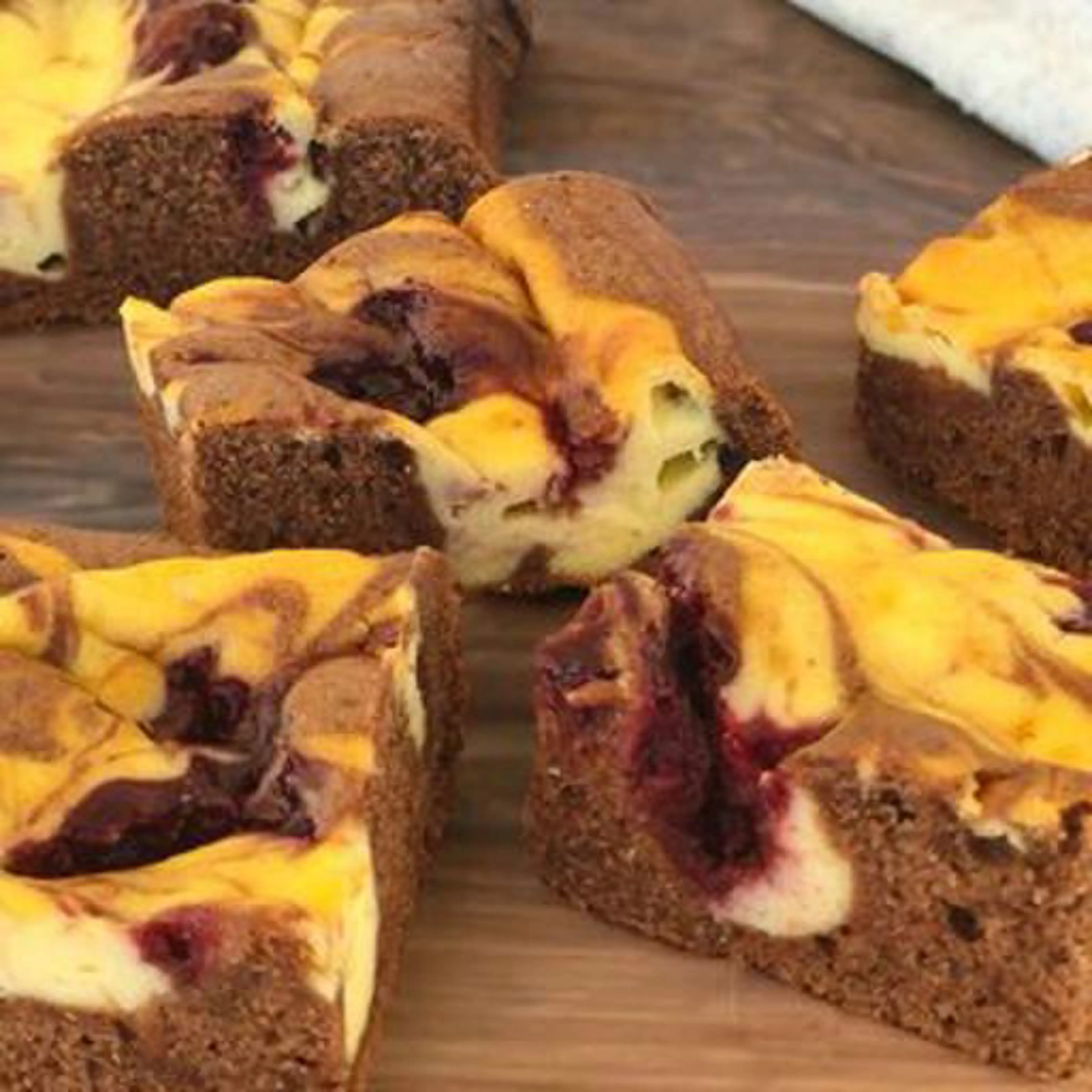 Squares with cheese cream and sour cherry compote