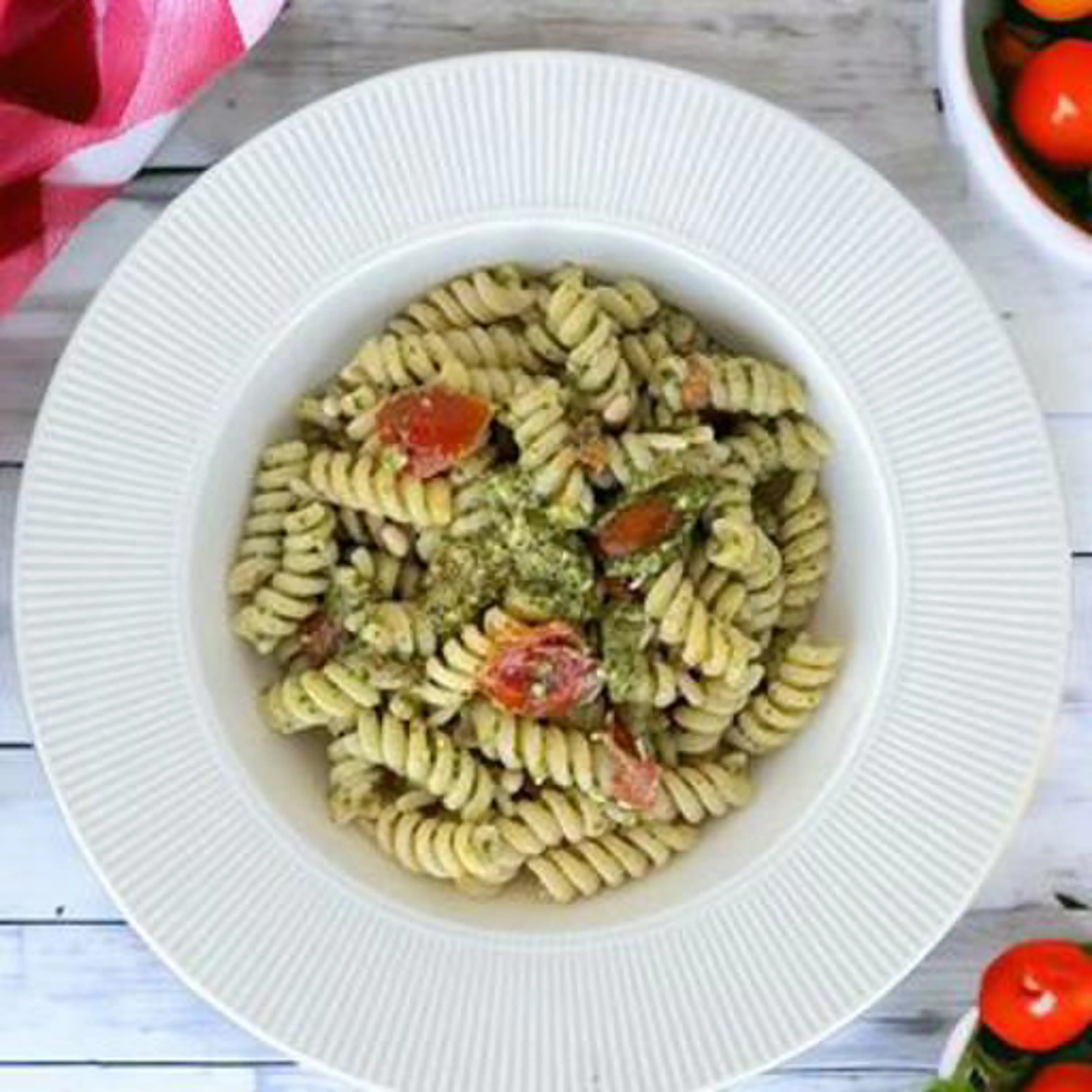 Fusilli mit Rucola-Pesto und Kirschtomaten