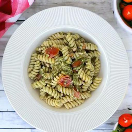 Fusilli rukkola pestóval és koktélparadicsommal
