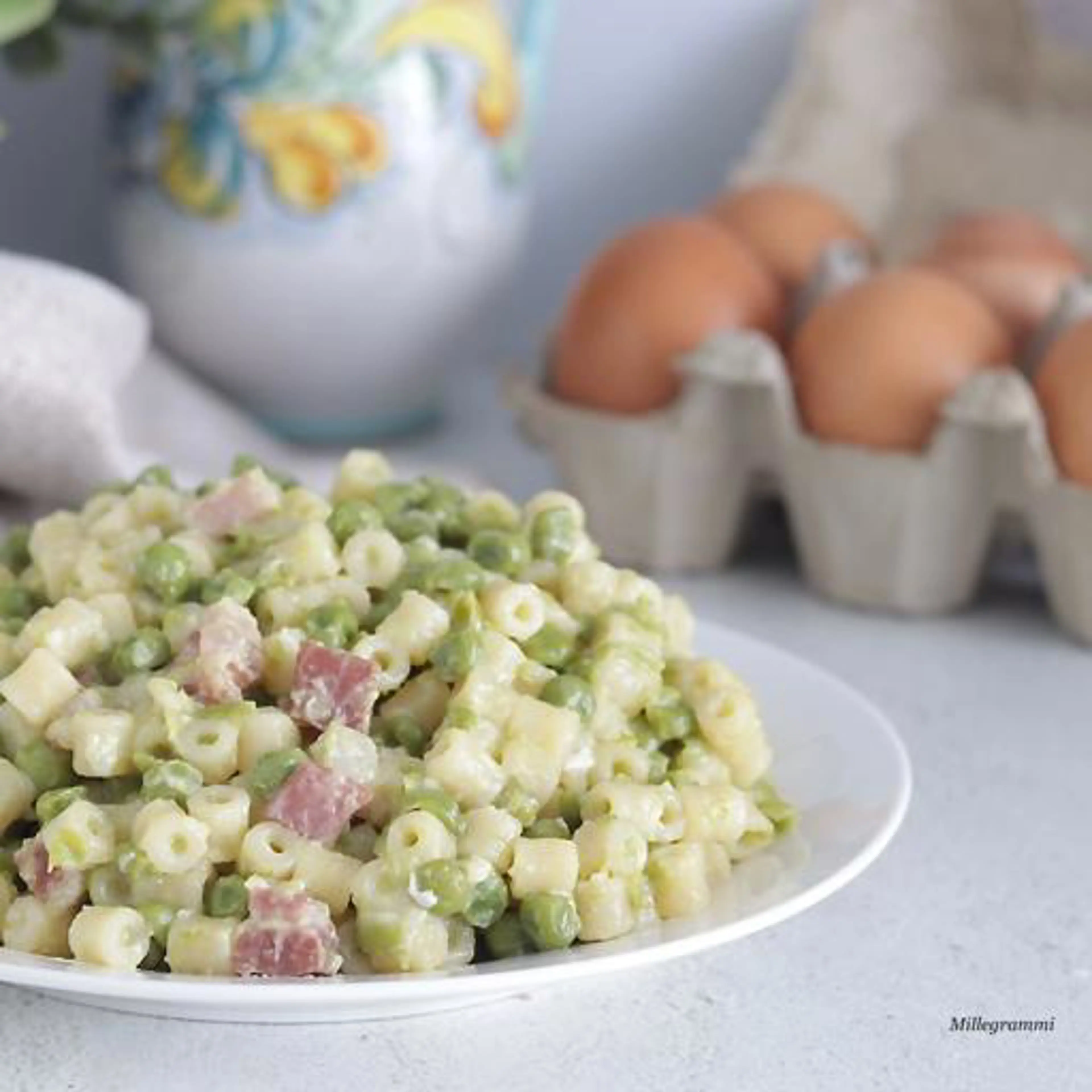 Pasta und Erbsen mit Ei