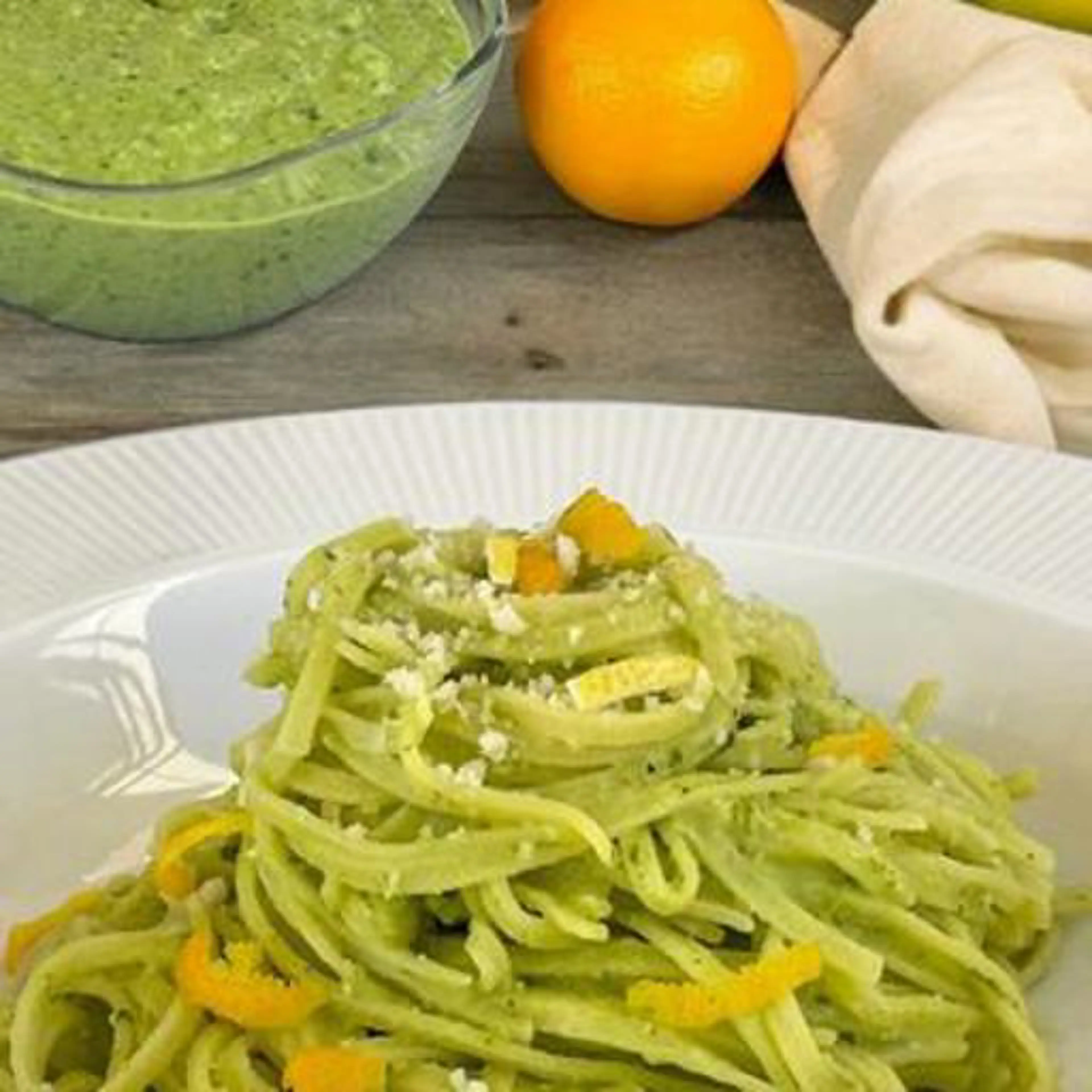 Pesto di basilico e mandorle agli agrumi