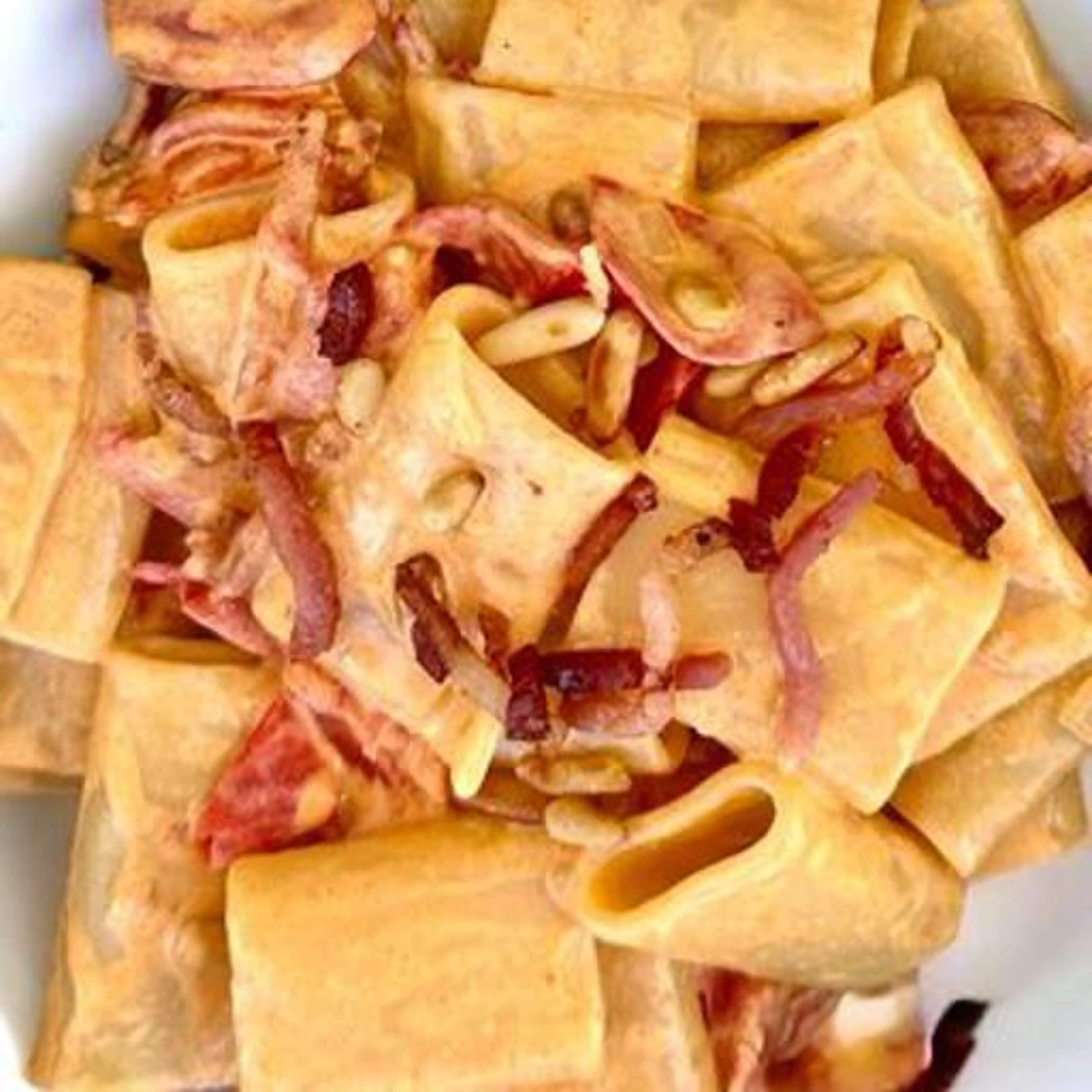 Pasta mascarpone, pomodorini, speck croccante e pinoli