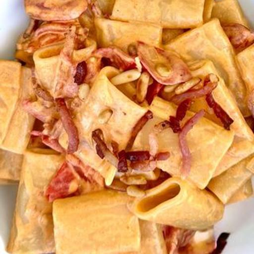 Makaron z mascarpone, pomidorkami, chrupiącym speckiem i orzeszkami piniowymi