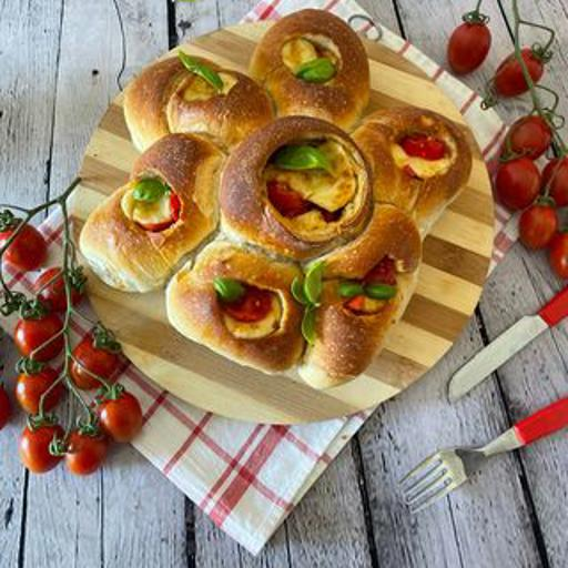 La foto della ricetta Rosa di pane ripiena di lottoconladieta adatta a Vegetariani, vegani, diete senza lattosio, pescetariani.