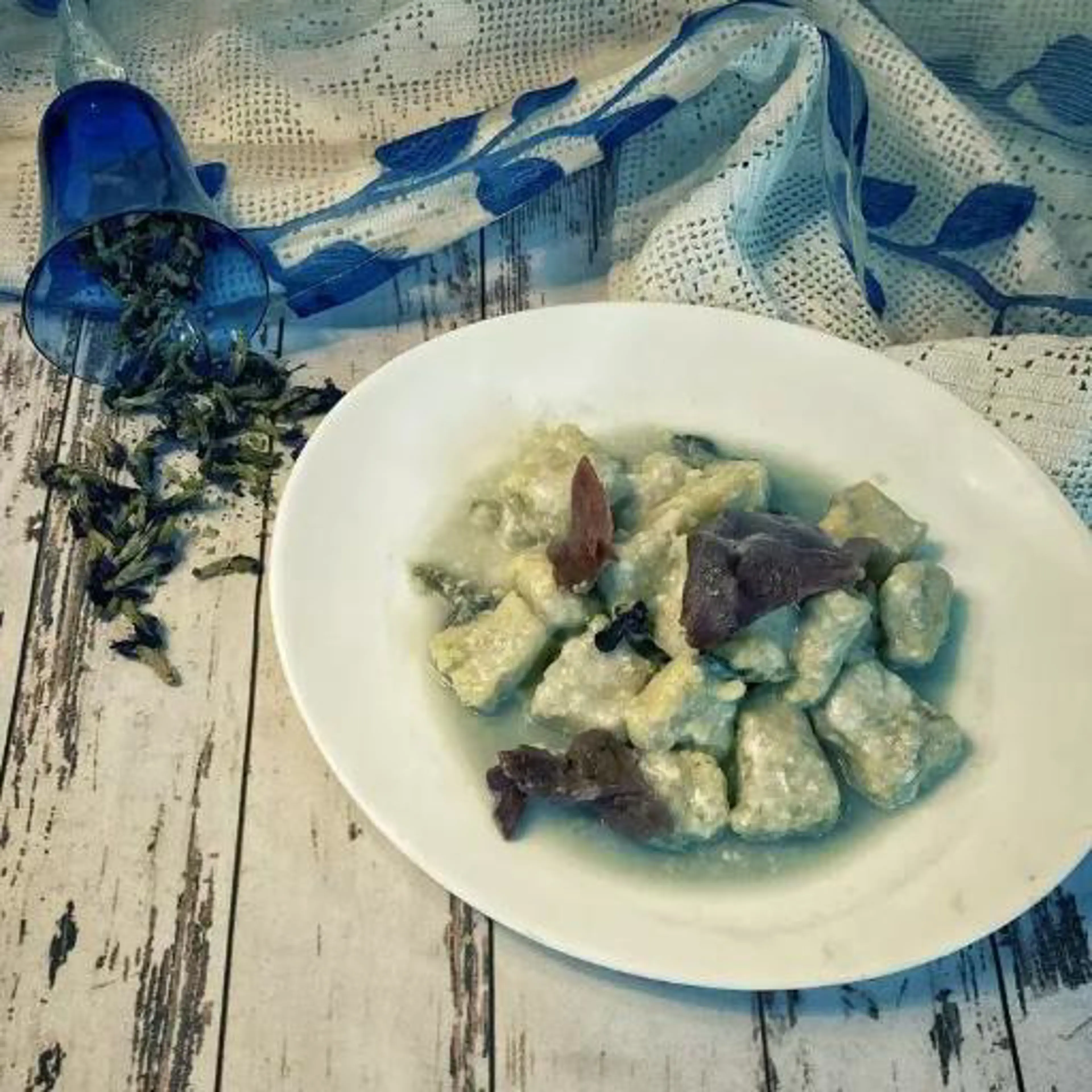 Blå gnocchi med pecorinokräm
