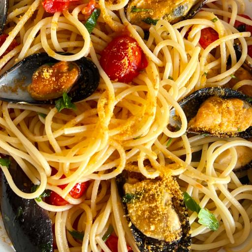 Spaghetti con mejillones y bottarga