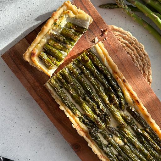 Torta salata con pasta matta, asparagi e ricotta di pecora