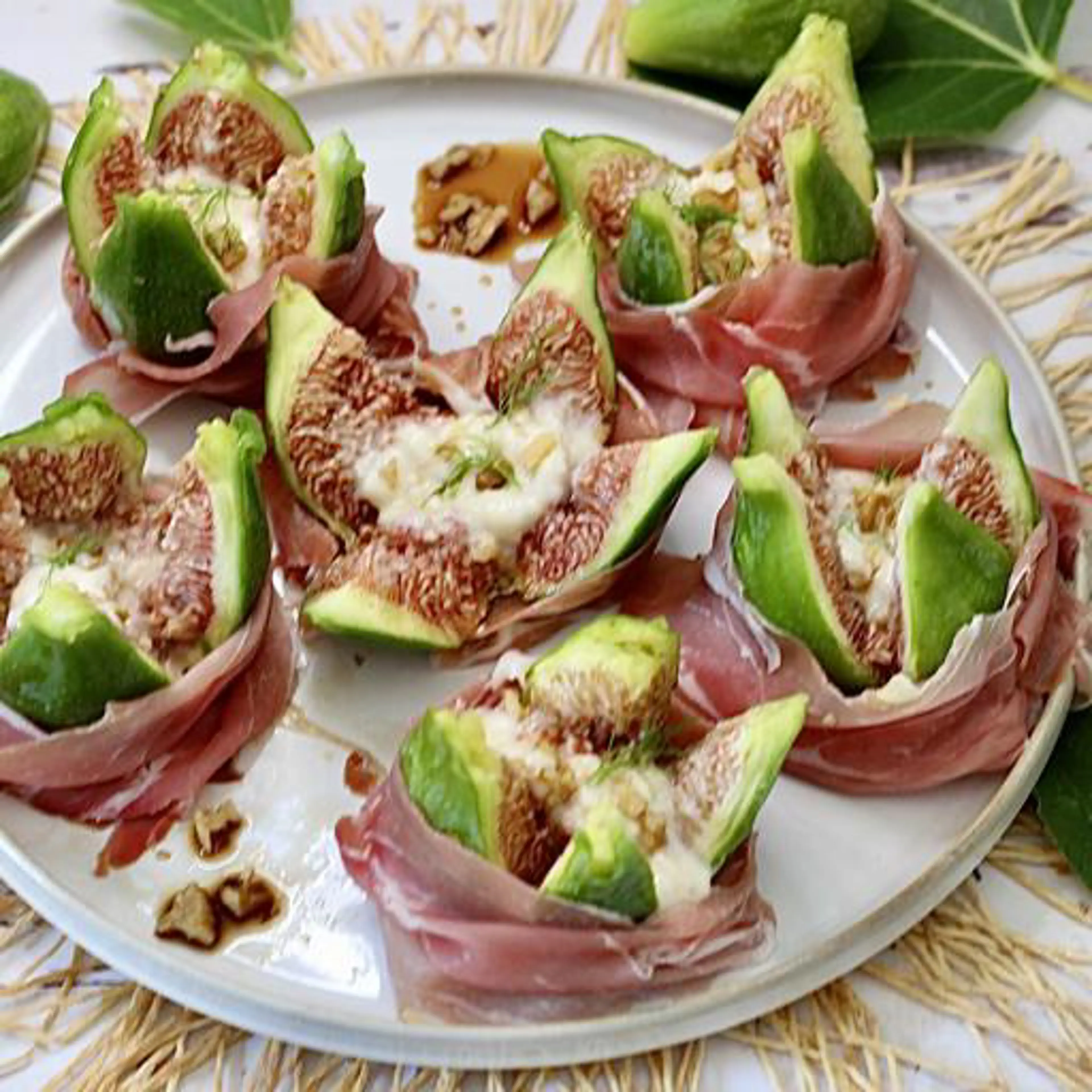Stuffed figs, the perfect bite