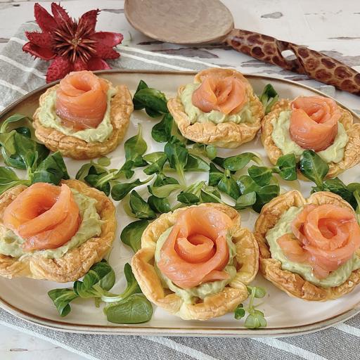 La foto della ricetta Cestini di rose al salmone di Ricette salutari adatta a Pescetariani.