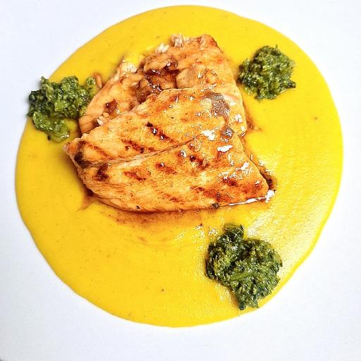 Salmone grigliato con salsa al limone e crema di patate