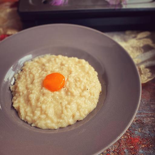 Risotto al formaggio sous vide con tuorlo marinato