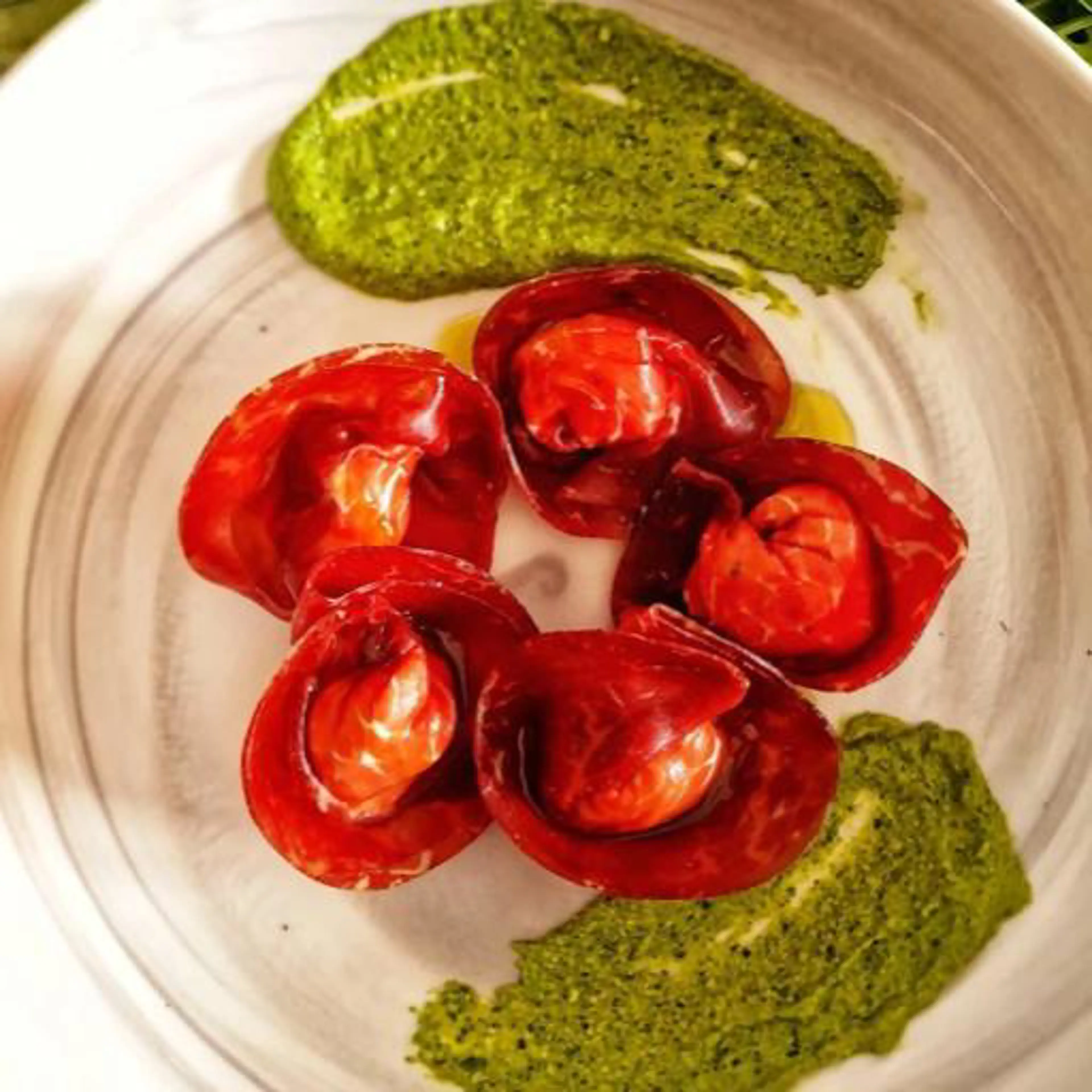 Bresaola-rolletjes gevuld met lactosevrije kaas en rucolapesto
