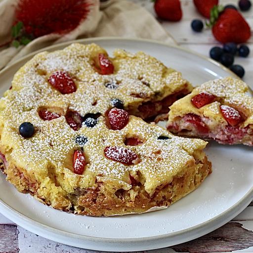 Mjukkaka med jordgubbar och blåbär