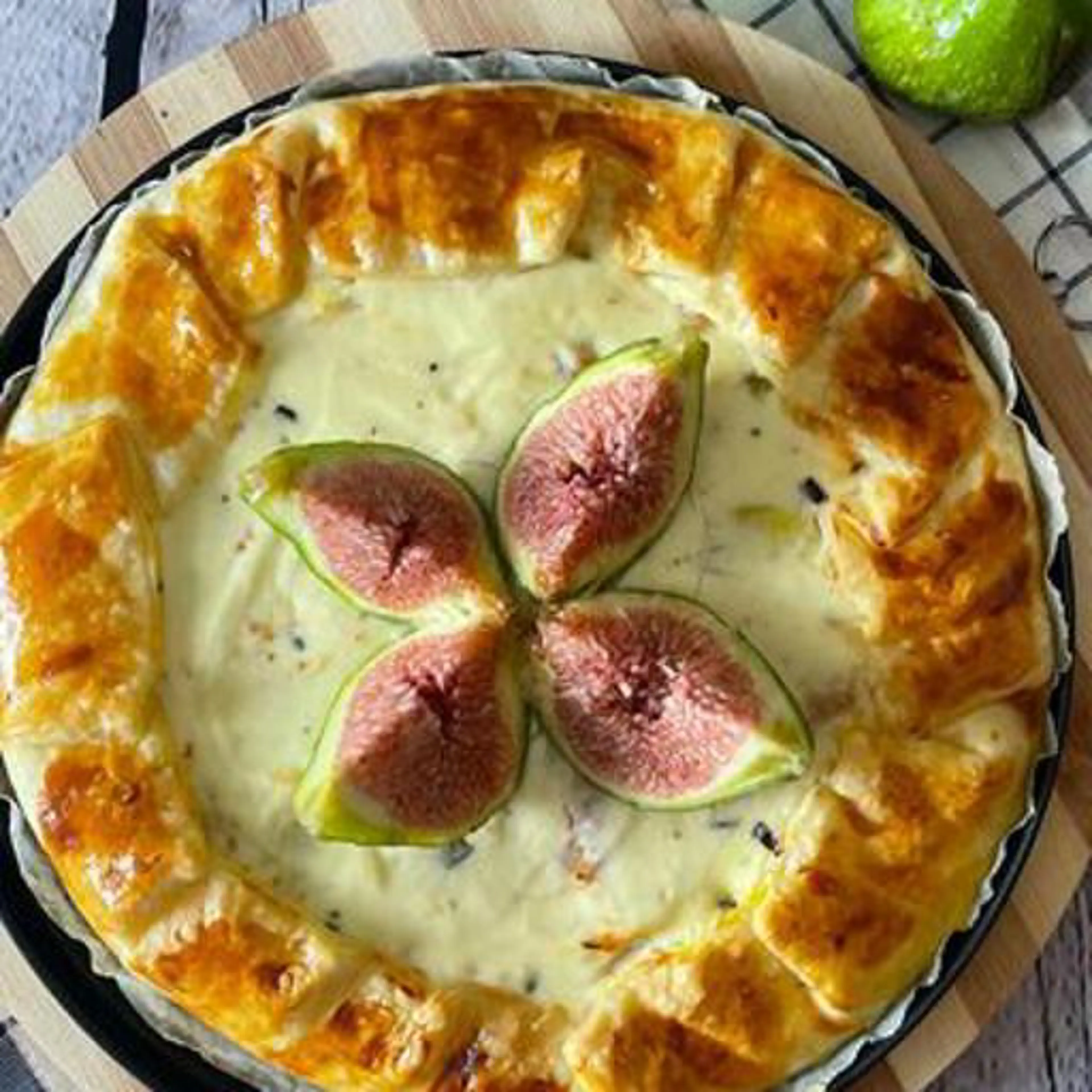 Sweet puff pastry with ricotta, yogurt and figs