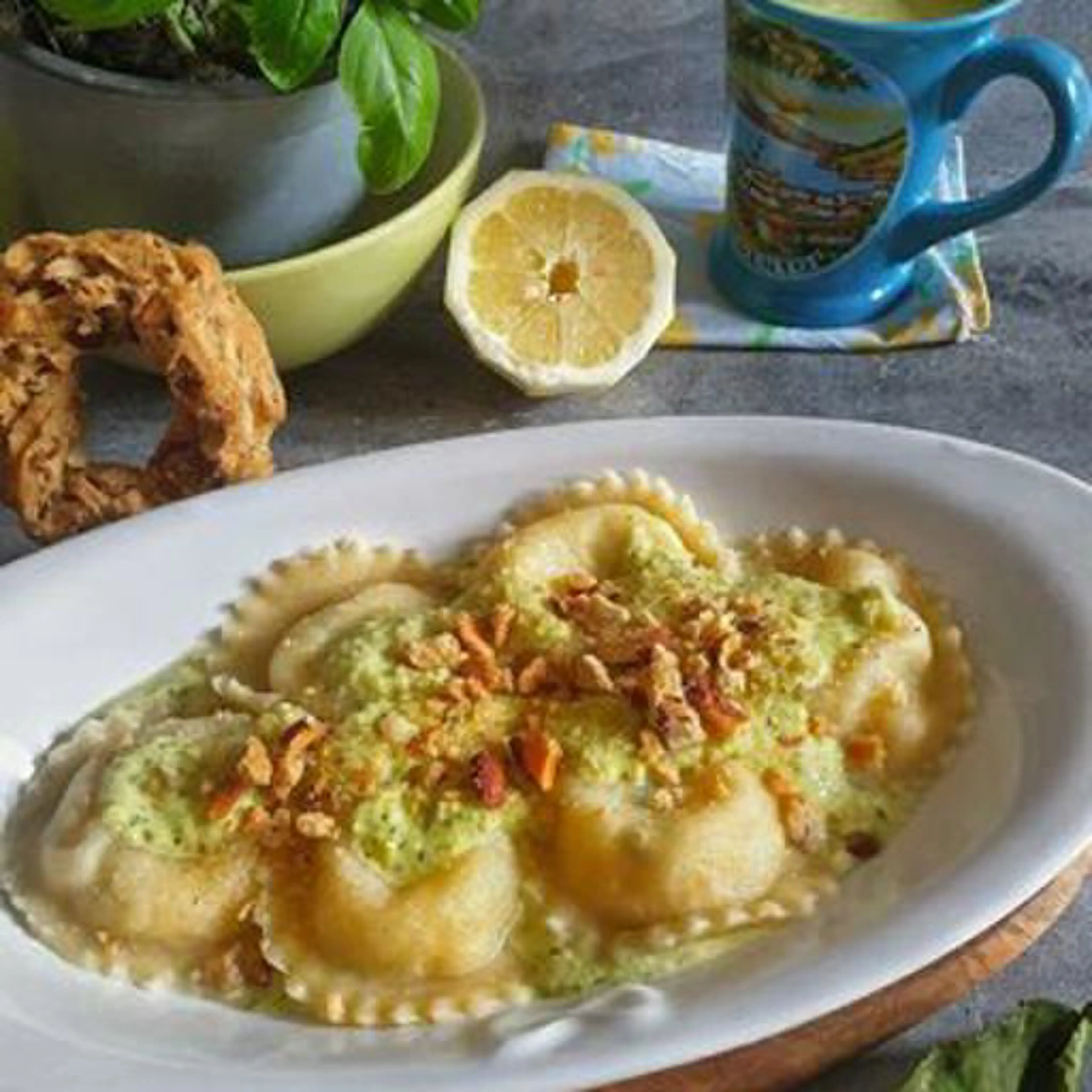 Capri-Ravioli mit Zitronenpesto und neapolitanischem Tarallo