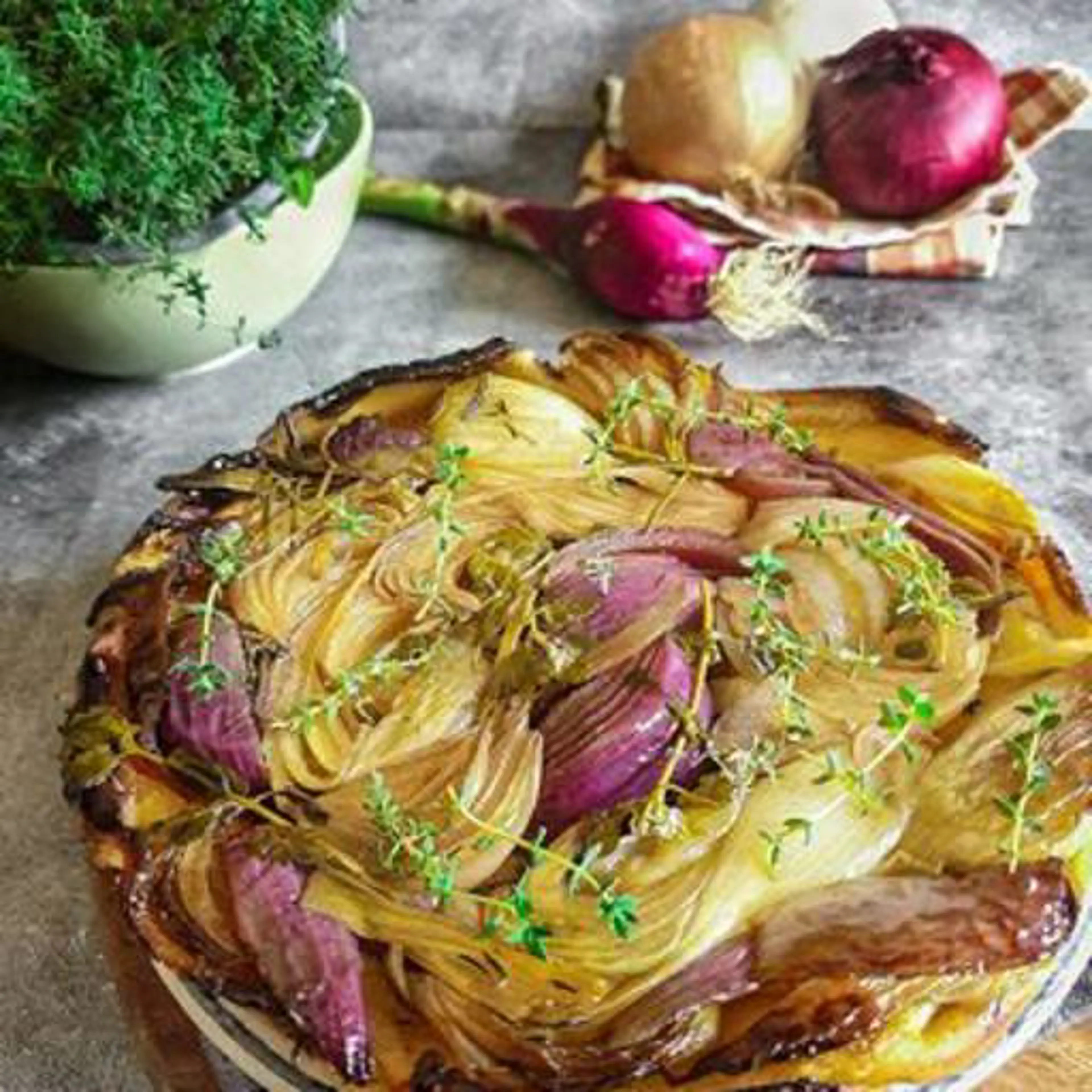 Tarta tatin de cebollas
