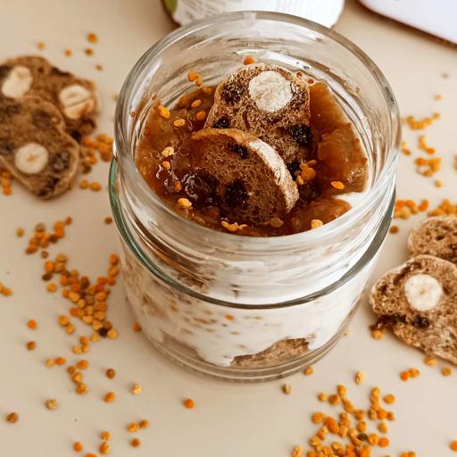 فطور في جرة مع زبادي وعسل وحبوب اللقاح ومربى ورقائق خبز الجاودار