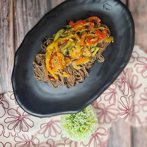 Soba-Nudeln mit Gemüse