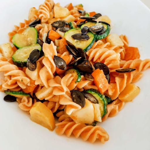 Makaron z roślin strączkowych z pestkami dyni, cukinią, ziemniakami i marchewką