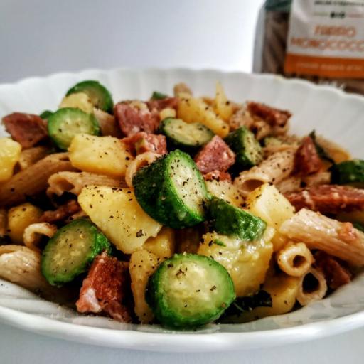 Pasta e patate estiva con zucchine e salame
