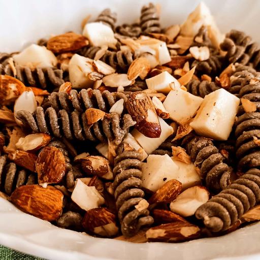 Pasta fredda di grano saraceno con scamorza e tonno