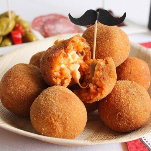 Mini-Arancine mit Wurst-Ragout, Pilzen und geschmolzenem Mozzarella