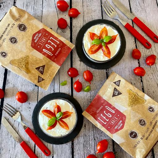 Cheesecake pizzaiola legù háromszögekkel, cukkínivel és koktélparadicsommal