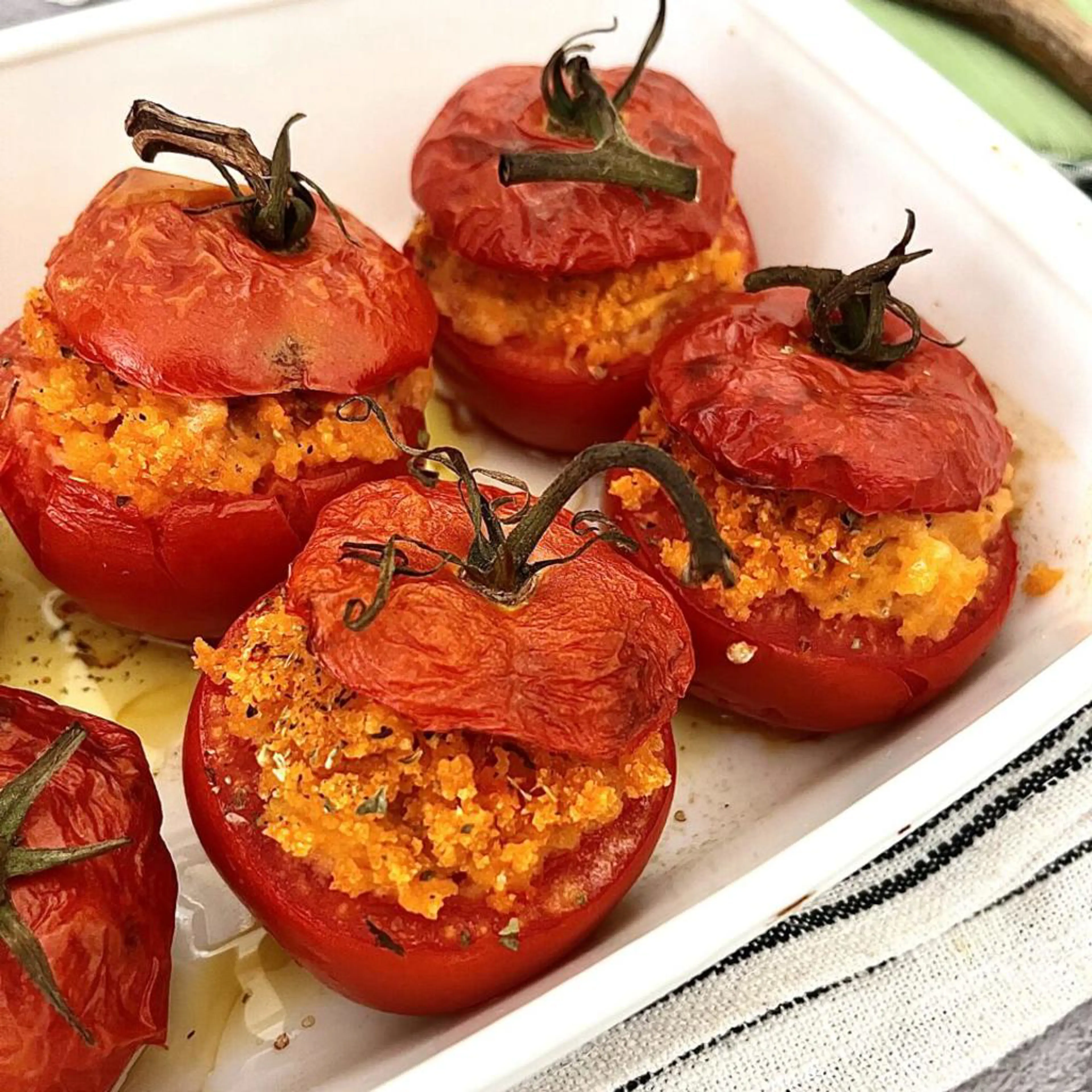 Sizilianisch gefüllte Tomaten