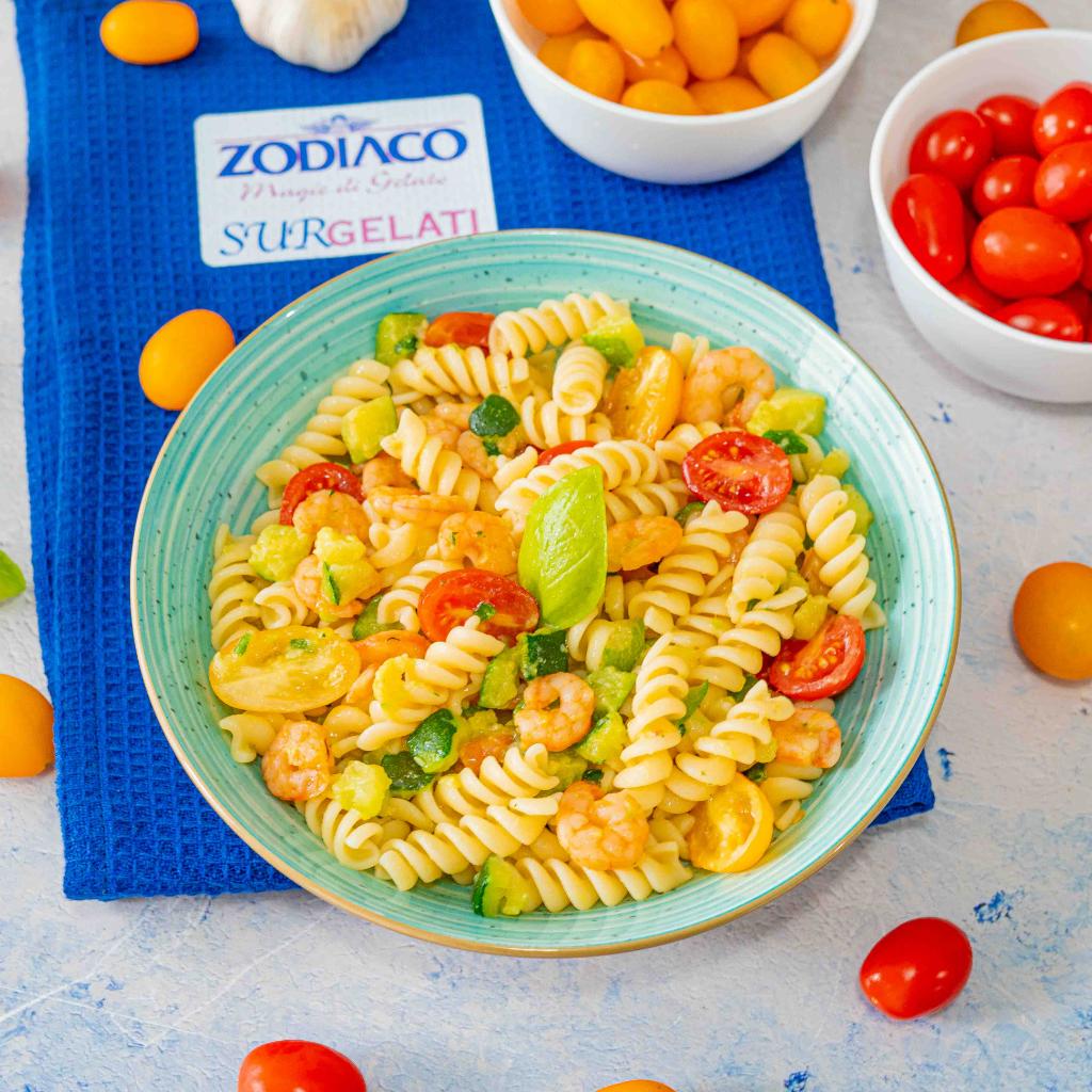 Koude pasta met courgette en garnalen