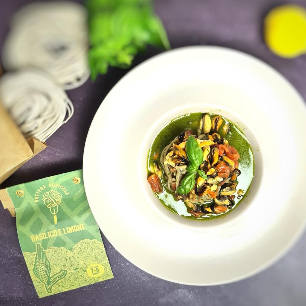 لينغويني بالريحان والليمون مع بلح البحر